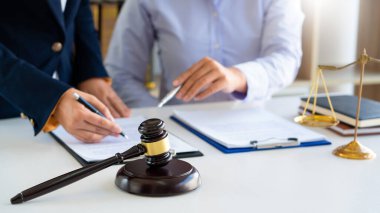 Kadın avukat, müvekkilleriyle mahkemede tartışıyor. Adalet ve hukuk, avukat, mahkeme yargıcı, toplantı kavramı.