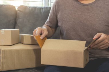 Dağıtım Deposu 'ndaki küçük ve orta büyüklükteki dağıtımcı firması (Smes), dağıtımcı deposundaki paketleme kutusunu istemciye gönderecek.