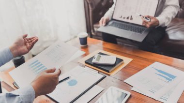 ekip çalışması şirket toplantı konsepti, dizüstü bilgisayar ile birlikte çalışan iş ortakları birlikte başlangıç finansal proje sonucu veya strateji planı analiz ve ofiste veri belgesi tartışıyor