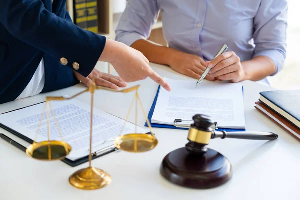 Advogada Explicando Situação Jurídica Discutindo Com Contratos Conceitos Direito Justiça — Fotografia de Stock