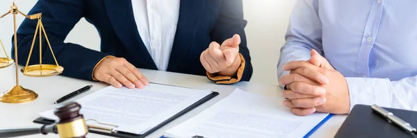 Vrouwelijke Advocaat Die Juridische Situatie Toelicht Met Contractdocumenten Rechtsbegrippen Justitie — Stockfoto