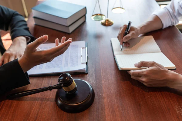 Avvocato Notaio Maschile Giudice Consultare Discutere Documenti Contrattuali Con Cliente — Foto Stock