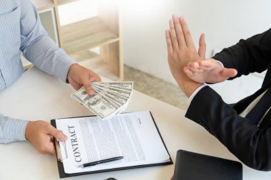İşadamı para reddeden veya anlaşma sözleşmesi, rüşvet ve yolsuzluk kavramı rüşvet almak için dolar banknotları para formu reddederek