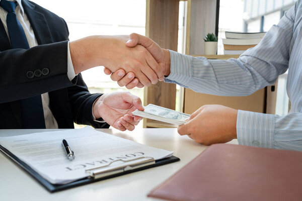 Взятки и коррупция, бизнесмен стороны давая деньги и получить в конверте предлагаемых файлов Dishonest обмана в бизнесе незаконные деньги концепции
