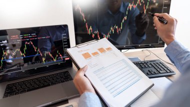İş adamı, Broker veya tüccarlar borsa birden fazla bilgisayar ekranlarında Forex hakkında konuşan ticaret mali grafik çizelgeleri veri analizi yatırım ticareti