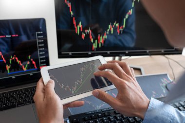 İş adamı, Broker veya tüccarlar borsa birden fazla bilgisayar ekranlarında Forex hakkında konuşan ticaret mali grafik çizelgeleri veri analizi yatırım ticareti