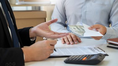 Rüşvet ve yolsuzluk, İşadamı el para veren ve zarf içinde almak dosya dürüst olmayan hile iş yasadışı para kavramı teklif