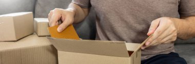 Dağıtım Deposu 'ndaki küçük ve orta büyüklükteki dağıtımcı firması (Smes), dağıtımcı deposundaki paketleme kutusunu istemciye gönderecek.