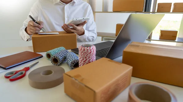 Dağıtım Deposu 'ndaki küçük ve orta büyüklükteki dağıtımcı firması (Smes), dağıtımcı deposundaki paketleme kutusunu istemciye gönderecek.