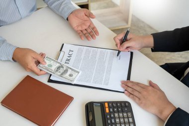 Rüşvet ve yolsuzluk, İşadamı el para veren ve zarf içinde almak dosya dürüst olmayan hile iş yasadışı para kavramı teklif