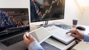 Yatırım amacıyla borsa grafiği ticareti amacıyla finans veri grafikleri ve raporlarını analiz eden işadamı komisyoncusu