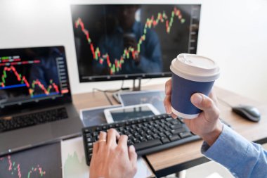 Yatırım amacıyla borsa grafiği ticareti amacıyla finans veri grafikleri ve raporlarını analiz eden işadamı komisyoncusu