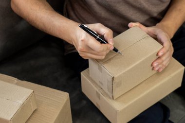 Dağıtım Deposu 'ndaki küçük ve orta büyüklükteki dağıtımcı firması (Smes), dağıtımcı deposundaki paketleme kutusunu istemciye gönderecek.