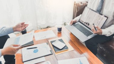 ekip çalışması şirket toplantı konsepti, dizüstü bilgisayar ile birlikte çalışan iş ortakları birlikte başlangıç finansal proje sonucu veya strateji planı analiz ve ofiste veri belgesi tartışıyor