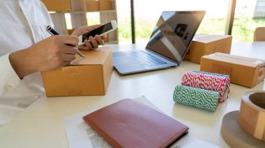 Dağıtım Deposu 'ndaki küçük ve orta büyüklükteki dağıtımcı firması (Smes), dağıtımcı deposundaki paketleme kutusunu istemciye gönderecek.