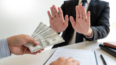 İş adamının Eli, iş ortağından rüşvet almayı reddediyor. Yolsuzlukla mücadele ve satış kavramı.