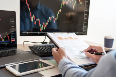 İş adamı, Broker veya tüccarlar borsa birden fazla bilgisayar ekranlarında Forex hakkında konuşan ticaret mali grafik çizelgeleri veri analizi yatırım ticareti