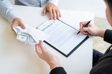 İş adamı rüşvet veriyor. Rüşvet veriyor. Rüşvet, rüşvet ve yolsuzluk konseptinde dolandırıcılık yapıyor.
