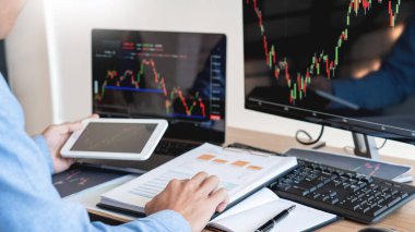 İş adamı, Broker veya tüccarlar borsa birden fazla bilgisayar ekranlarında Forex hakkında konuşan ticaret mali grafik çizelgeleri veri analizi yatırım ticareti