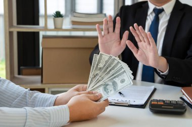 İş adamı Hand, iş ortağından rüşvet almayı reddediyor. Yolsuzlukla mücadele ve satış kavramı.