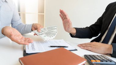 İşadamı para reddeden veya anlaşma sözleşmesi, rüşvet ve yolsuzluk kavramı rüşvet almak için dolar banknotları para formu reddederek