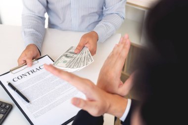 İyi bir anlaşma. Güzel kadın iş adamlarını kapatın başarılı bir iş görüşmesi yaparken el sıkışın ya da modern ofiste iş başvurusunda bulunun.