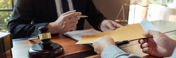 Erkek Noter Avukatı ya da Yargıç, iş adamı müvekkili, Hukuk ve Hukuk Hizmetleri konsepti ile sözleşme belgelerini görüştü ya da görüştü