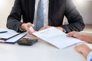 İşadamı, masa başı işveren patronuna istifa mektubu yolluyor. İşsizlik sözleşmesi değişti..