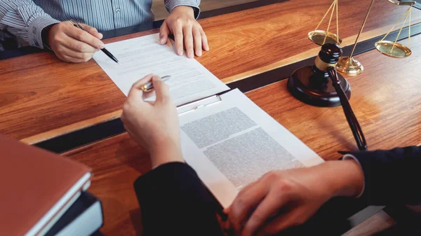 Abogado Notario Masculino Juez Consultan Discuten Documentos Contractuales Con Cliente — Foto de Stock