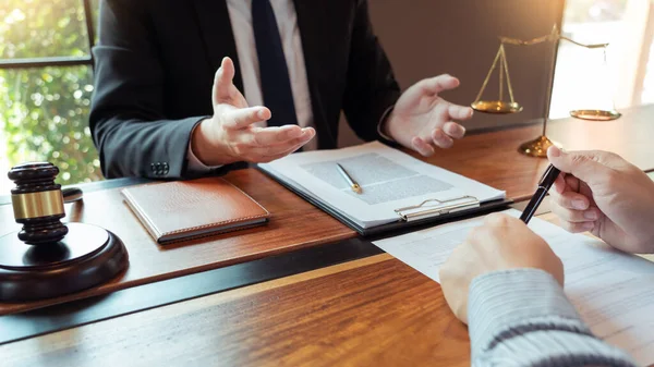 Advogado Notário Masculino Juiz Consultar Discutir Papéis Contratuais Com Cliente — Fotografia de Stock