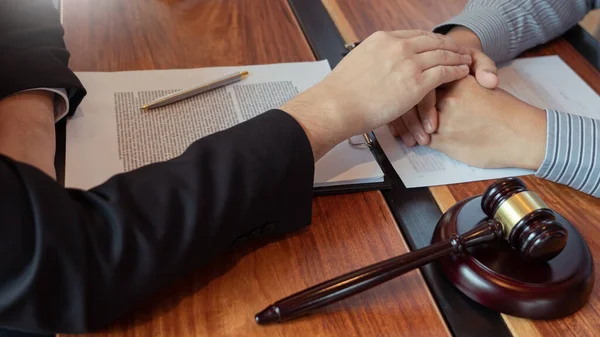 依頼人と仕事をする弁護士は 法廷での法規制に関する真鍮のスケールで契約書を議論し 顧客を助けるためにコンサルティング — ストック写真