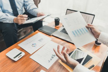 ekip çalışması şirket toplantı konsepti, dizüstü bilgisayar ile birlikte çalışan iş ortakları birlikte başlangıç finansal proje sonucu veya strateji planı analiz ve ofiste veri belgesi tartışıyor