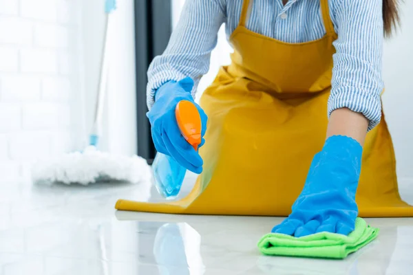 Hausmädchen Mit Gummihandschuhen Mit Tuchreinigung Oder Bodenpflege Und Reinigungsmittel Hause — Stockfoto