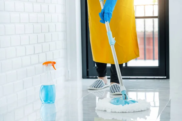 Kadın Temizlikçi Paspas Kovayla Evde Temizlik Için Temizlik Malzemesi Yer — Stok fotoğraf