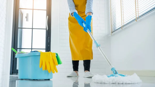 Haushälterin Mit Wischmopp Und Eimer Mit Reinigungsmitteln Für Die Fußbodenreinigung — Stockfoto