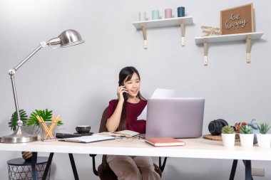 Düşünceli Asyalı kadın evde bilgisayarla uzaktan bilgisayarla çalışıp müşteriyle internet üzerinden iletişim kuruyor, E öğrenimi online sohbette öğretiyor, Coronavirus karantinası konsepti