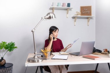 Düşünceli Asyalı kadın evde bilgisayarla uzaktan bilgisayarla çalışıp müşteriyle internet üzerinden iletişim kuruyor, E öğrenimi online sohbette öğretiyor, Coronavirus karantinası konsepti