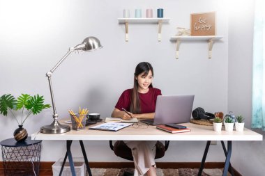 Düşünceli Asyalı kadın evde bilgisayarla uzaktan bilgisayarla çalışıp müşteriyle internet üzerinden iletişim kuruyor, E öğrenimi online sohbette öğretiyor, Coronavirus karantinası konsepti