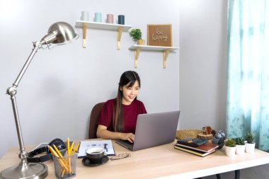 Düşünceli Asyalı kadın evde bilgisayarla uzaktan bilgisayarla çalışıp müşteriyle internet üzerinden iletişim kuruyor, E öğrenimi online sohbette öğretiyor, Coronavirus karantinası konsepti