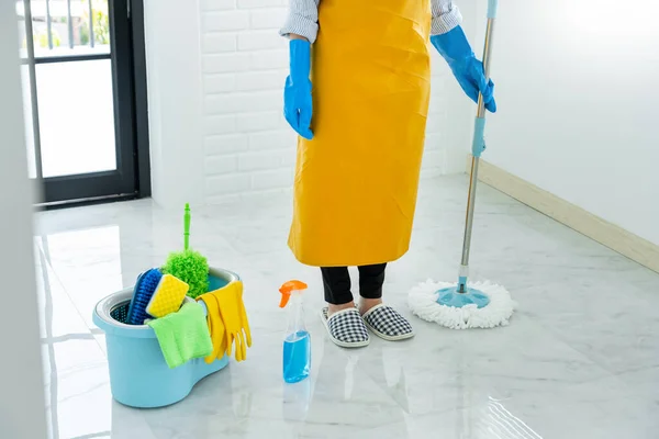 Femme Femme Ménage Avec Serpillière Seau Avec Des Agents Nettoyage — Photo