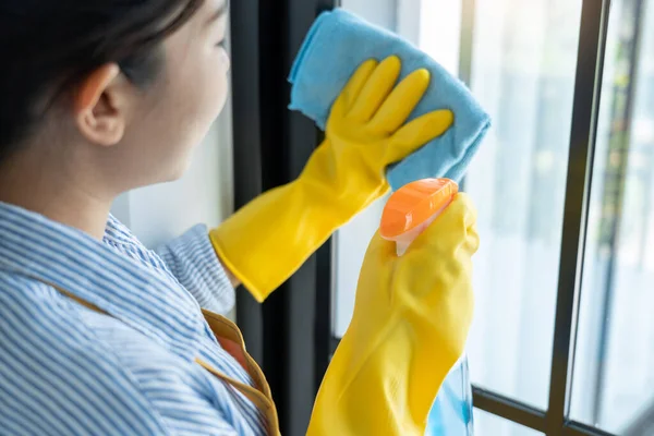 Ung Asiatisk Kvinna Ljusa Gula Handskar Tvätt Eller Rengöring Fönster — Stockfoto