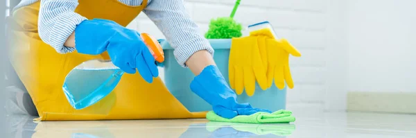 Hausmädchen Mit Gummihandschuhen Mit Tuchreinigung Oder Bodenpflege Und Reinigungsmittel Hause — Stockfoto