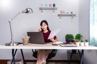 Düşünceli Asyalı kadın evde bilgisayarla uzaktan bilgisayarla çalışıp müşteriyle internet üzerinden iletişim kuruyor, E öğrenimi online sohbette öğretiyor, Coronavirus karantinası konsepti