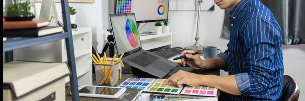 Asyalı Tasarımcı veya yaratıcı Meslek Tasarım Stüdyosu Sanatçısı ofiste grafik tableti ve bir stil kullanarak grafik bilgisayarı üzerinde çalışıyor, Illustrator Graphic Skill Concept