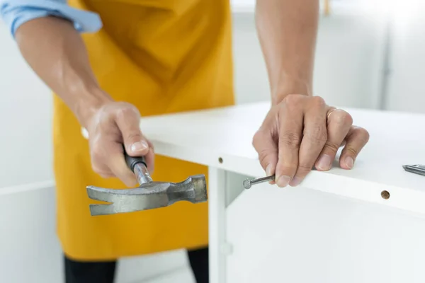 Handyman Zatloukání Hřebík Pro Dům Obložení Panely Stavební Práce Renovace — Stock fotografie