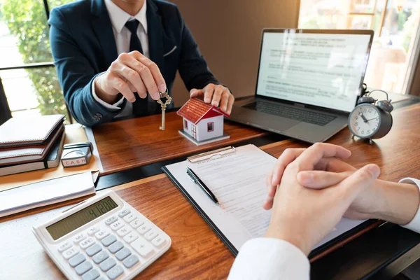 Broker Immobiliare Agente Vendita Dando Consulenza Cliente Circa Acquisto Contratto — Foto Stock