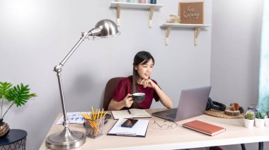 Düşünceli Asyalı kadın evde bilgisayarla uzaktan bilgisayarla çalışıp müşteriyle internet üzerinden iletişim kuruyor, E öğrenimi online sohbette öğretiyor, Coronavirus karantinası konsepti