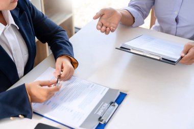 İş görüşmesi ve işe alım, iş görüşmesinde kadın adaylar modern ofis alanındaki yöneticiye profilini açıklıyor. İş danışmanlığı veya istihdam kavramı