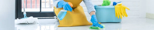 Temizlikçi Lastik Eldiven Giyip Kumaş Temizliği Yapıyor Evde Işi Temizlik — Stok fotoğraf
