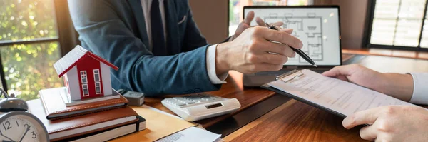 Agente Bienes Raíces Agente Venta Dando Consulta Cliente Sobre Compra — Foto de Stock